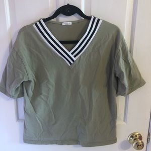 GREEN ACCENTED V-NECK